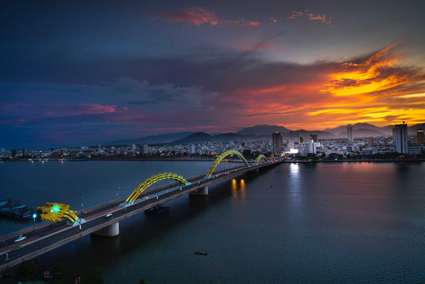 Berühmte Brücken Drachenbrücke in Vietnam