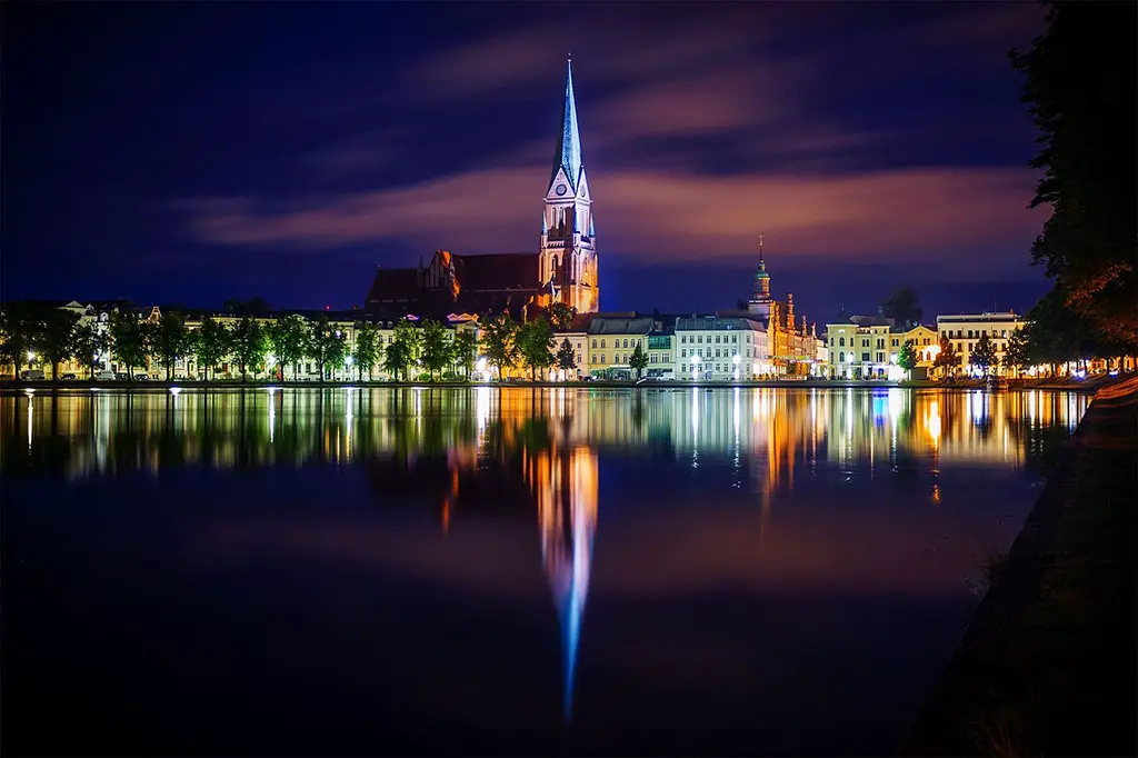 Blick vom Pfaffenteich auf den Schweriner Dom und die Altstadt